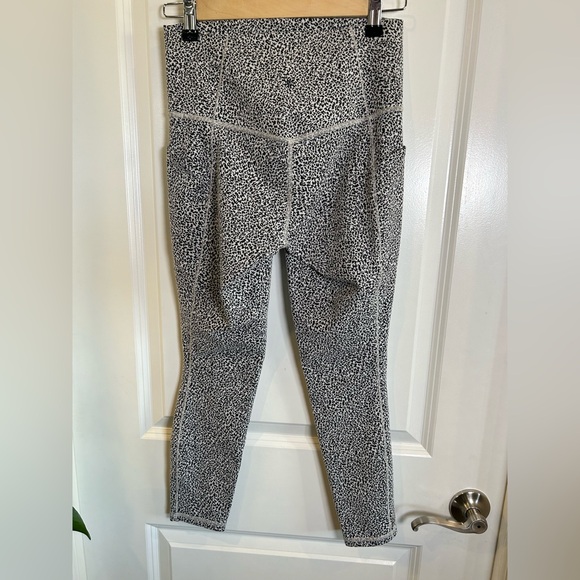 Athleta Salutation Stash Pocket II Textured Tight Leggings in Micro Cheetah Sm - Picture 5 of 9